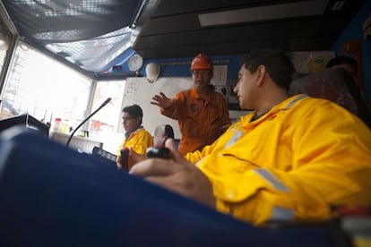Trabajadores chinos y mexicanos en una plataforma petrol&iacute;fera de Pemex. 