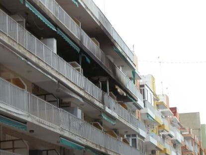 El incendio arrasó el apartamento de la cuarta planta de un edificio de apartamentos de El Perelló