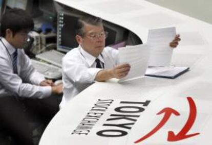 Un corredor de la bolsa de Tokio analiza unos documentos. EFE/Archivo