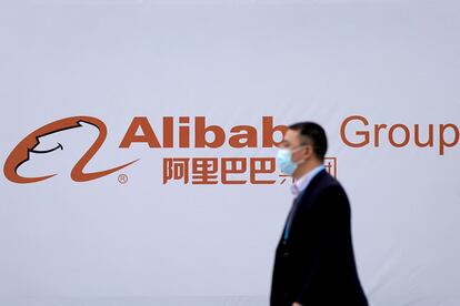 Un hombre pasa frente al logo de Alibaba en Wuzhen (China), en noviembre.