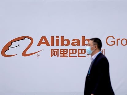 Un hombre pasa frente al logo de Alibaba en Wuzhen (China), en noviembre.