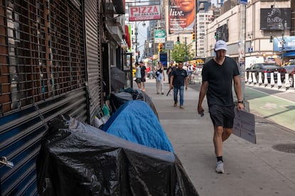 Senzatetto per le strade di New York, il 17 giugno.