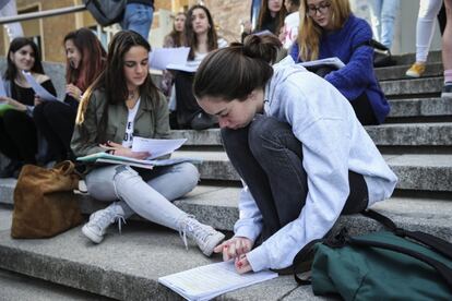 Nervios a flor de piel y miles de fajos de apuntes subrayados. Este martes ha comenzado en nueve comunidades autónomas la prueba de acceso a la Universidad, la antigua Selectividad o PAU, que desde el año pasado unas comunidades autónomas denominan EvAU (Evaluación de Acceso a la Universidad) y otras EBAU (Evaluación de Bachillerato para el Acceso a la Universidad). Este lunes, las pruebas empezaron también en Castilla-La Mancha.