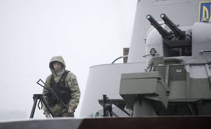 Un soldado ucranio patrulla en el buque 'Dondass' en Mariúpol, en el mar de Azov, el 27 de noviembre.