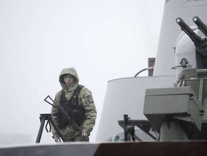 Un soldado ucranio patrulla en el buque 'Dondass' en Mariúpol, en el mar de Azov, el 27 de noviembre.