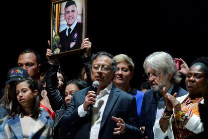 Gustavo Petro junto a Antanas Mockus y Francia Márquez. Detrás, la madre de Dilan Cruz, un joven asesinado por la Policía durante protestas contra el gobierno de Iván Duque.