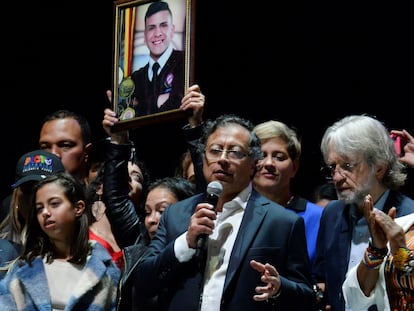 Gustavo Petro junto a Antanas Mockus y Francia Márquez. Detrás, la madre de Dilan Cruz, un joven asesinado por la Policía durante protestas contra el gobierno de Iván Duque.