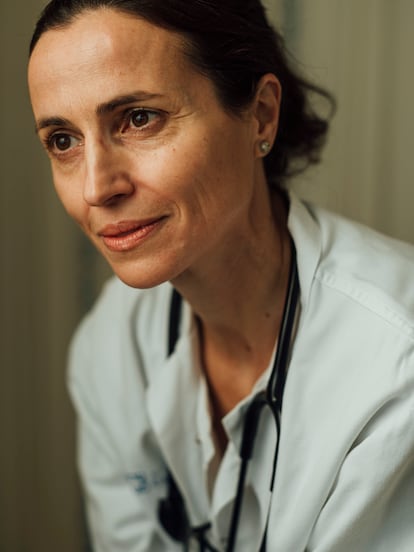 La doctora María Varela, de cuidados paliativos de la Unidad de ELA del hospital Carlos III, en Madrid.