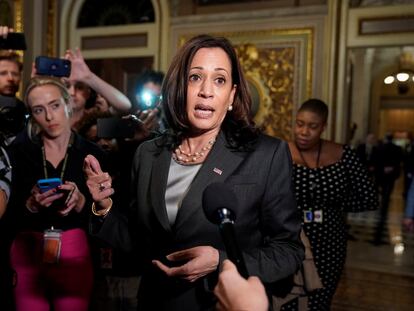 La vicepresidenta Kamala Harris habla con la prensa tras el fracaso en la votación del Senado para pasar a debatir la Ley del Pueblo.