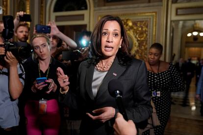 La vicepresidenta Kamala Harris habla con la prensa tras el fracaso en la votación del Senado para pasar a debatir la Ley del Pueblo.