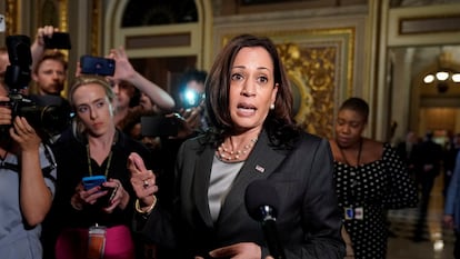 La vicepresidenta Kamala Harris habla con la prensa tras el fracaso en la votación del Senado para pasar a debatir la Ley del Pueblo.