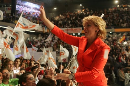 Esperanza Aguirre saluda a los simpatizantes reunidos en el mitin de cierre de campaña el 25 de mayo de 2007.