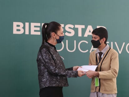 Claudia Sheinbaum entrega uno de los primeros apoyos del programa  “Bienestar para niñas y niños, Mi Beca para Empezar”