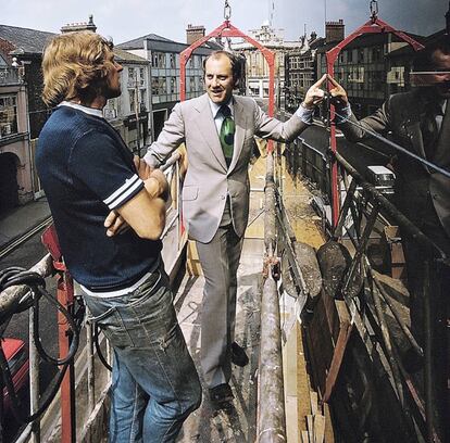 Norman Foster, o Lord Norman Foster of Thames Bank, en 1974. Ya entonces era un pionero de la sostenibilidad y ya entonces, como vemos, era elegante hasta en la obra.