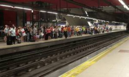 Numerosos pasajeros esperan en el andén durante unos paros en el servicio de Metro de Madrid. EFE/Archivo