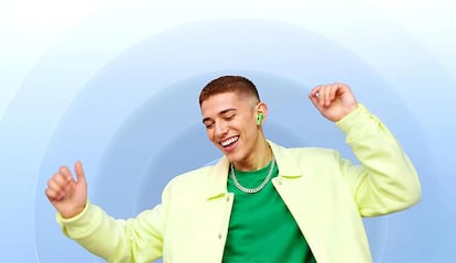 Uso de los auriculares realme Buds T200 por un chico