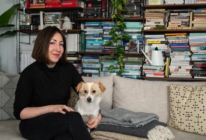 La escritora Deborah Feldman, autora de 'Unorthodox', en su casa de Berlín en marzo pasado.