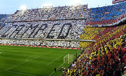 La afición del Valencia ha celebrado este sábado la victoria de su equipo en la Liga 2001/02.