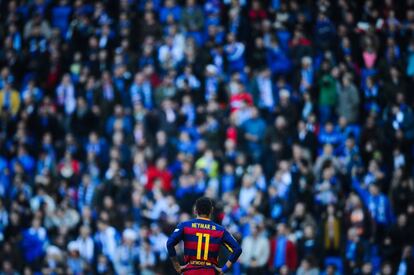 Neymar, pensativo, ante la falta de puntería del Barcelona en el campo del Espanyol.
