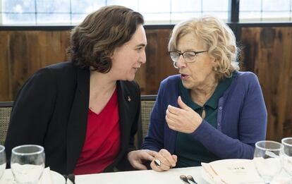 "Ada es una mujer estupenda. Yo creo que es una política del futuro. Le tengo muchísimo cariño". Manuela Carmena comparte mesa con Ada Colau, alcaldesa de Barcelona, en un evento en la Plaza Mayor de Madrid.