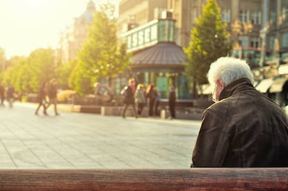 Un hombre descansa en un banco.