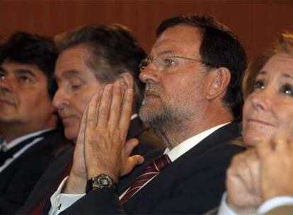 Mariano Rajoy, entre Miguel Blesa y Esperanza Aguirre, en el IX Encuentro Financiero Internacional de Caja Madrid el pasado julio.
