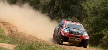 El catarí Nasser Al-Attiyah conduce su Toyota durante la primera etapa del Rally Dakar 2017.