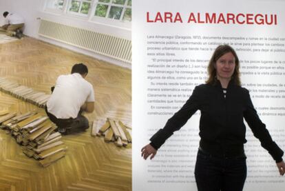 Lara Almarcegui, ayer junto al cartel de su exposición con una imagen de su proyecto en Viena.