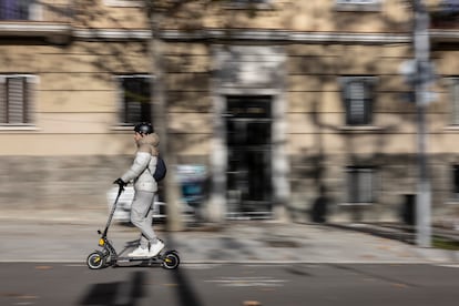 Un hombre utiliza el patinete eléctrico en la calle de Consell de Cent de Barcelona