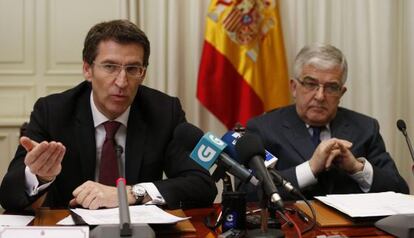 El presidente de la Xunta de Galicia, Alberto Núñez Feijóo, junto al presidente del Tribunal Supremo y del Consejo General del Poder Judicial, Gonzalo Moliner