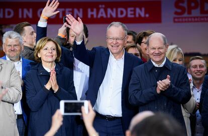 El canciller alemán, Olaf Scholz (derecha), en el acto de final de campaña en Hanover con el candidato socialdemócrata, Stephan Weil.