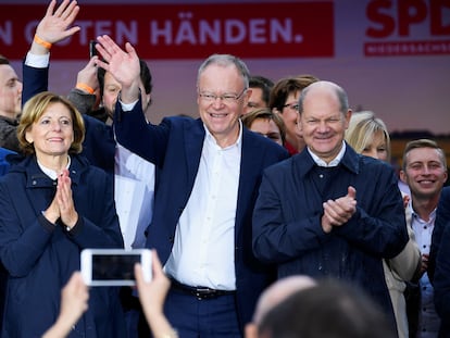 El canciller alemán, Olaf Scholz (derecha), en el acto de final de campaña en Hanover con el candidato socialdemócrata, Stephan Weil.