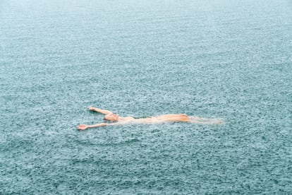 Una mujer nada durante un chubasco el día de su cumpleaños, en la Costa de Bohuslän, en Suecia, en 2023.