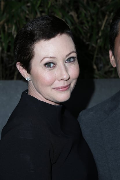 Shannen Doherty, atriz de 'Barrados no Baile' anunciou que tinha câncer de mama este ano, embora esteja doente desde 2016. Na época, estava sem convênio médico, pois seus assessores, responsáveis por pagar seu seguro, não o fizeram. Sua doença foi informada nas redes sociais.