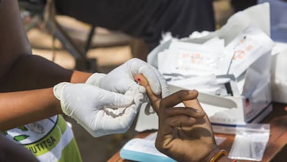 Un médico toma una muestra de sangre en Malawi.