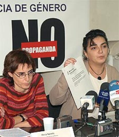 Las responsables del área de la mujer de AI María Naredo y Eva Suárez, con las ocho recomendaciones a los partidos.