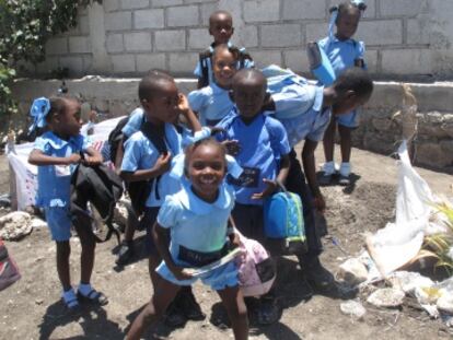 Niños de la escuela que la ONG Fe y Alegría tiene en el asentamiento de Canaán, a las afueras de Puerto Príncipe, donde viven miles de reuigiados.