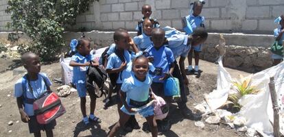 Niños de la escuela que la ONG Fe y Alegría tiene en el asentamiento de Canaán, a las afueras de Puerto Príncipe, donde viven miles de reuigiados.