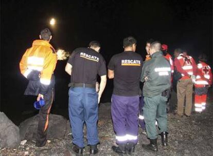 Los equipos de rescate, frente a la costa de Teguise (Lanzarote) en busca de los inmigrantes de la patera.