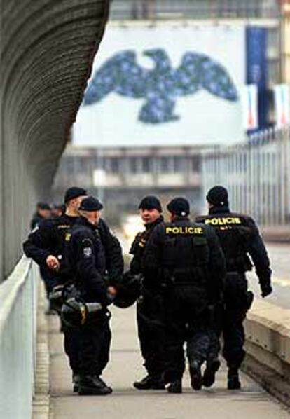 La policía checa vigila el Palacio de Congresos.