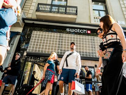 Clientes que esperan en la puerta de la 'boutique' de Swatch en el Paseo de Gracia barcelonés.