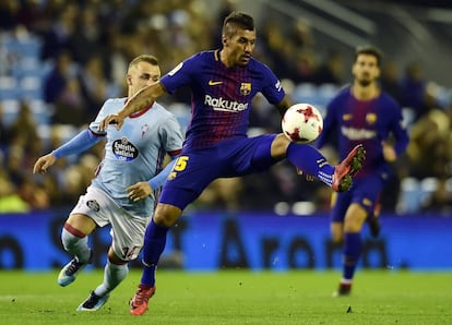 El centrocampista brasileño del Barcelona Paulinho compite con el mediocampista eslovaco del Celta Vigo Stanislav Lobotka durante el partido.