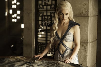 Daenerys Targaryen

La madre de dragones probablemente sea la mujer que más fantasías ha despertado en Poniente. Y si no, que le pregunten a Jorah Mormont. Violada por su marido, Khal Drogo, en el primer episodio de la serie, representa una de las evoluciones más acusadas de las ocho temporadas. El arco del personaje es acusado en materia sexual, en la que nos regala las mejores escenas con el bueno de Daario Naharis (con el que las chispas ardían más intensamente que con Jon Nieve).