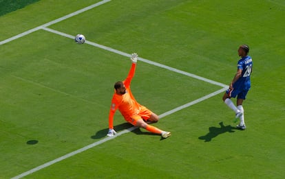 Joao Pedro (derecha) marca el tercer gol ante el PSG.