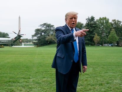 Washington (Usa), 24/09/2020.- U.S. President Donald Trump speaks to visitors on the South Lawn of the White House before boarding Marine One in Washington, DC, USA, on 24 September 2020 as he departs for campaign events in North Carolina and Florida. (Estados Unidos) EFE/EPA/ERIN SCOTT / POOL