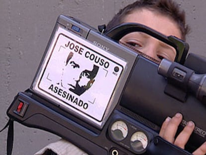 Pegatina en la cámara de un reportero en recuerdo de José Couso.