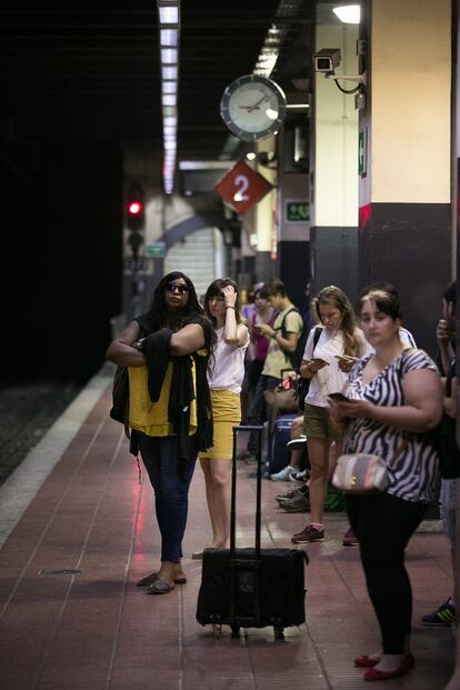 Ambiente durante la jornada de huelga en la estación de Sant Andreu Arenal en Barcelona.