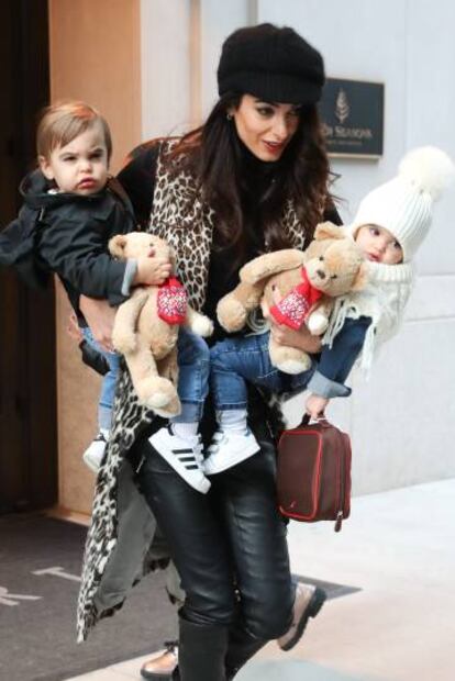 Amal Clooney con sus hijos en Nueva York (EE UU), el año pasado.