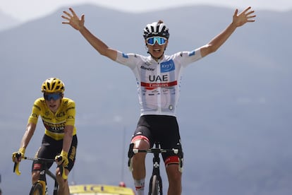 Tadej Pogacar vence en Peyragudes ante la mirada del maillot amarillo, Jonas Vingegaard.