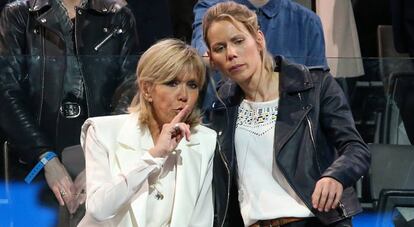 Brigitte Macron y su hija Tiphaine Auziere en un acto de apoyo a Emmanuel Macron en París en abril de 2017.